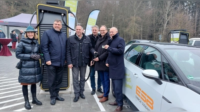 Politprominenz im E-Ladepark (von li) Kreisrätin Stephanie Burgmaier, Landrat Stefan Löwl, BGM Johannes Kneidl, BGM Christian Blatt, Bernhard Seidenath MdL und Marcus Bösk, Geschäftsführer Energie Südbayern GmbH. (Foto: Tanja Erb)