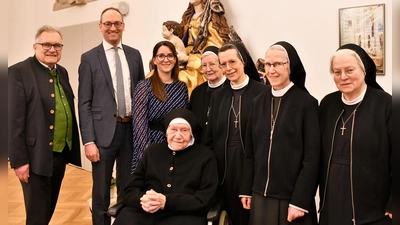 Jubilarin Sr. M. Caritas Hengl (vorne) mit Dieter Kugler, Bernhard Seidenath, Martina Purkhardt, Sr. M. Laurentia Sax, Sr. M. Gabriele Konrad, Sr. M. Elisabeth Schemmerer und Sr. M. Johanna Süß (hinten von li).<br> (Foto: Franziskuswerk)