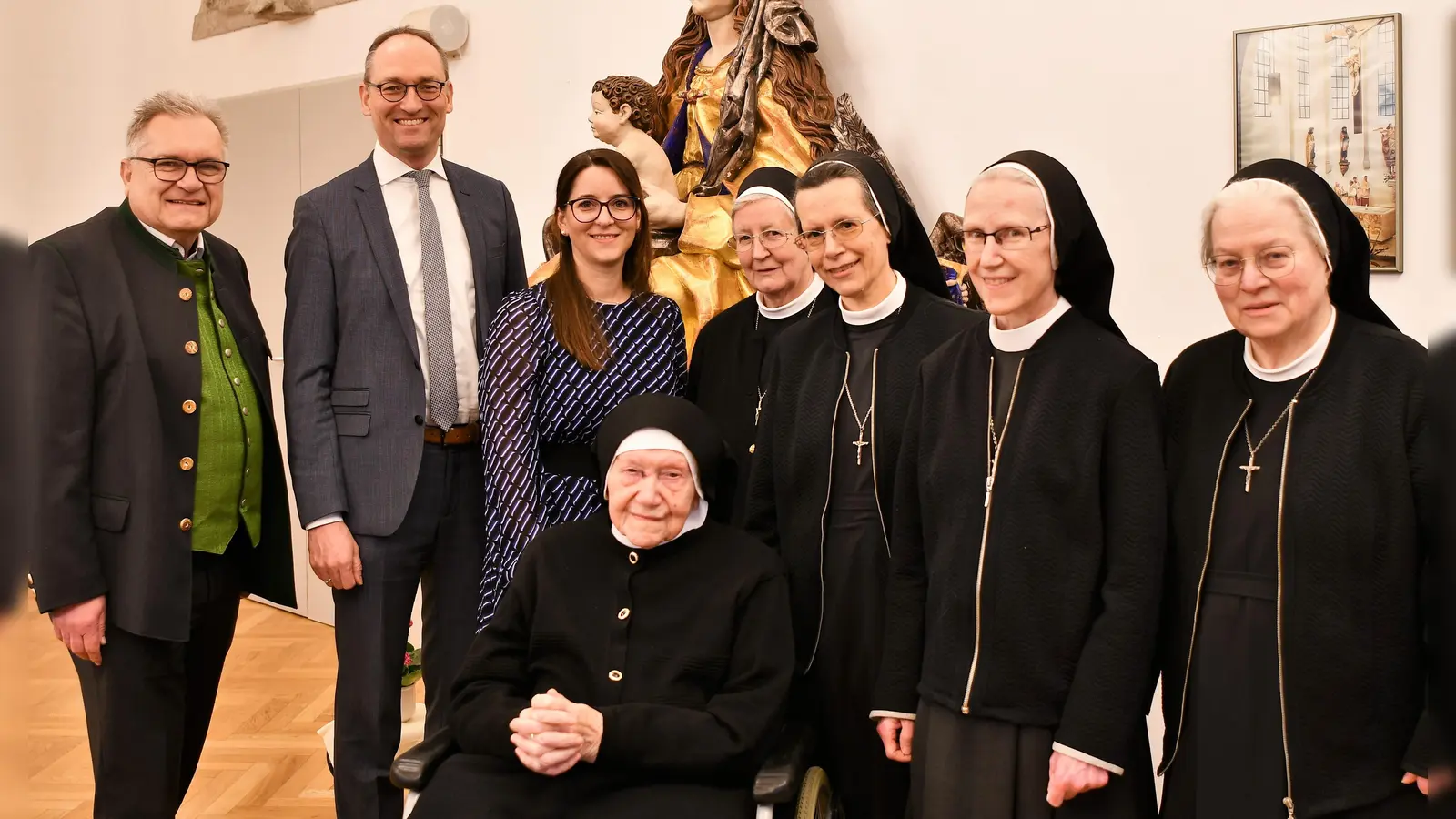 Jubilarin Sr. M. Caritas Hengl (vorne) mit Dieter Kugler, Bernhard Seidenath, Martina Purkhardt, Sr. M. Laurentia Sax, Sr. M. Gabriele Konrad, Sr. M. Elisabeth Schemmerer und Sr. M. Johanna Süß (hinten von li).<br> (Foto: Franziskuswerk)