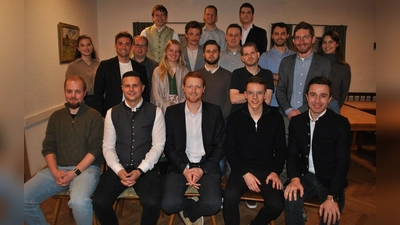 3. Reihe v. l.: Lorenz Stabl, Thomas Schmid, Kai Schindler; 2. Reihe v. l.: Franziska Hofmann, Michael Schäfer, Alexander Schäfer, Bianca Weihrauch, Korbinian Hartmann, Rene Staudinger, Florian Huber, Simon Göttler, Sebastian Hartmann, Paul Offenbeck, Sophia Hartmann; vorne v. l.: André Mayer, Alexander Zech, Dr. Tobias Glas, Maximilian Blatt, Andreas Kraut.  (Foto: Junge Liste)