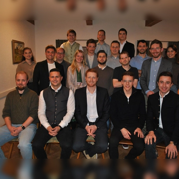 3. Reihe v. l.: Lorenz Stabl, Thomas Schmid, Kai Schindler; 2. Reihe v. l.: Franziska Hofmann, Michael Schäfer, Alexander Schäfer, Bianca Weihrauch, Korbinian Hartmann, Rene Staudinger, Florian Huber, Simon Göttler, Sebastian Hartmann, Paul Offenbeck, Sophia Hartmann; vorne v. l.: André Mayer, Alexander Zech, Dr. Tobias Glas, Maximilian Blatt, Andreas Kraut.  (Foto: Junge Liste)