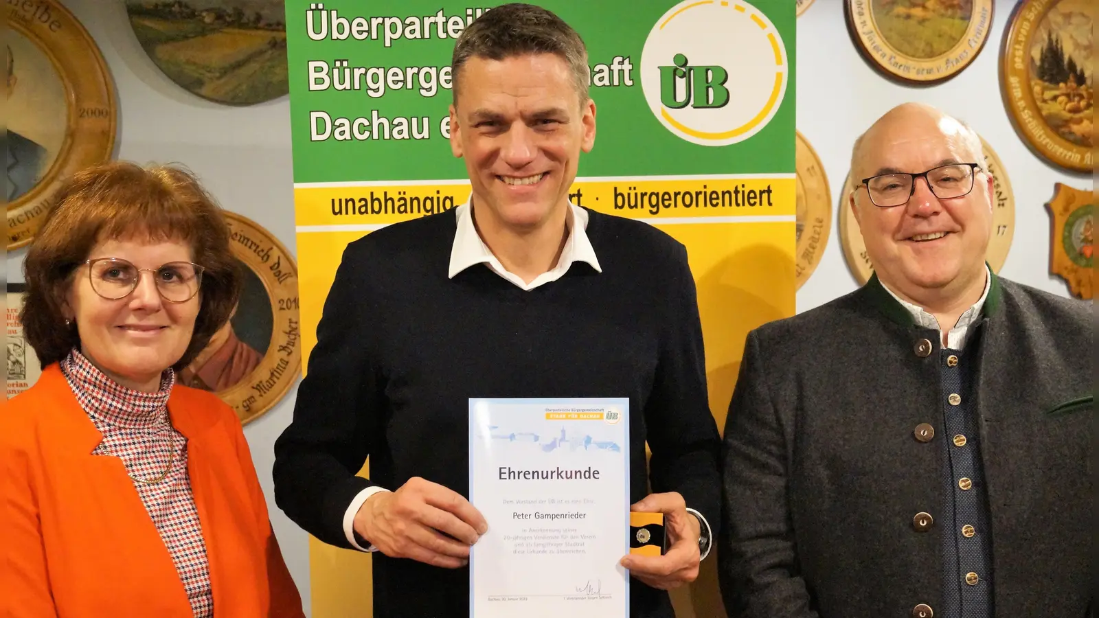 Ehrung von Stadtrat Dr. Peter Gampenrieder (Mitte) mit Renate Rösch (2. Vorsitzende) und Jürgen Schleich (1. Vorsitzender). (Foto: ÜB Dachau)