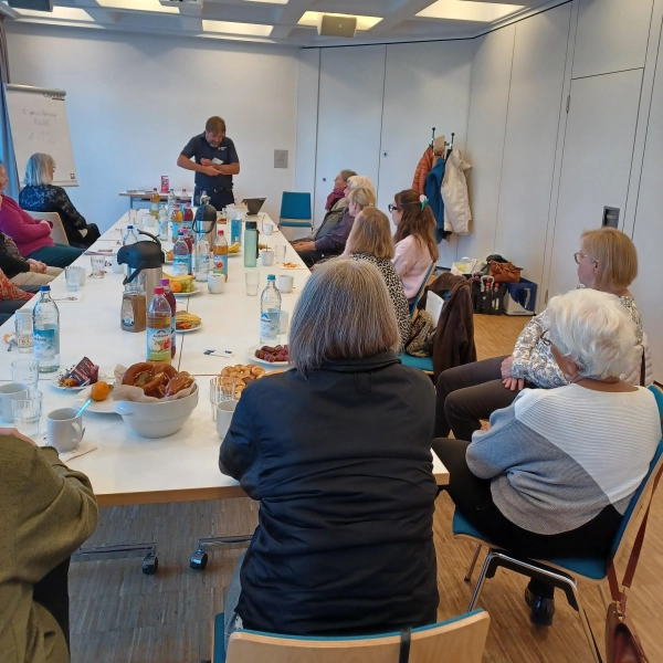 Die Teilnehmenden lernten, wie sie in Notfällen richtig reagieren. (Foto: Caritas-Zentrum)