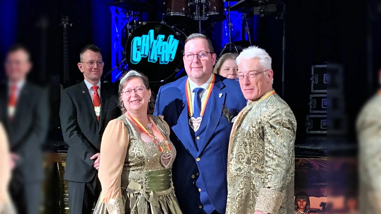 CSU-Ortsvorsitzender Tobias Stephan mit dem Prinzenpaar Angela I. und Hardy I. (Foto: CSU Dachau)