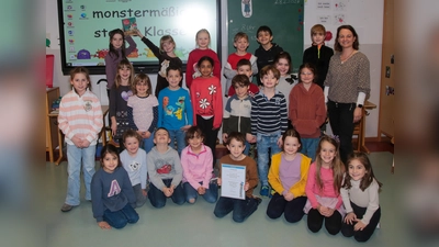 Lesen? Darin sind wir Weltklasse! Die Klasse 1b von der Grundschule an der Klosterstraße ist Turmlesemeister des Monats Januar 2024.  (Foto: Stadtbücherei Dachau)