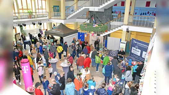 Gut besuchte Kleine Erdweger Gewerbschau in der Aula der Grund- und Mittelschule. (Foto: Ölsner Werbung)