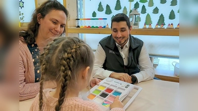 Jasmin König (KiTa-Leitung) und Sahin Cakir (B&amp;N Personalreferent) beim Einsatz des Talkers (Foto: Butz & Neumair GmbH)