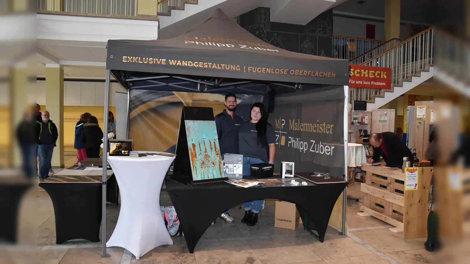 Malermeister Philipp Zuber und seine Frau Mea Zuber betreuen Ihre Kunden gemeinsam bei der Neugestaltung ihre Wände. (Ölsner Werbung: coe)