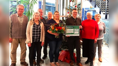 Spendenübergabe mit (von li) Gerhard Koch, Evi Richter, Raymond Simon, Helmut Westermeier, Stefanie Nottensteiner, Bürgermeister Wolfgang Hörl, Hildegard Schuster und Gislinde Immig. (Foto: Gemeinde Schwabhausen)