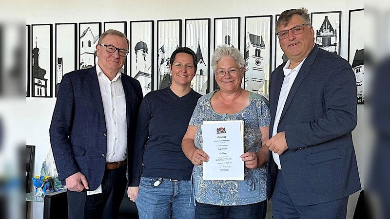 Freude bei der Beförderung (v.l.): Andreas Unruh, Abteilungsleiter Veterinäramt, mit seiner Nachfolgerin Sophie Rothammer, Dagmar Bauer und Landrat Stefan Löwl. (Foto: Landratsamt Dachau/Veronika Plajer)