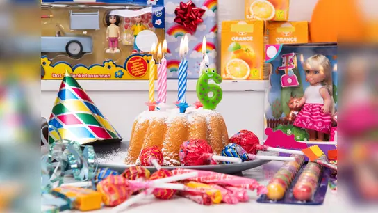 Kuchenreste, Süßigkeiten, Dekomaterial und jede Menge Verpackungsmüll: Nach der gelungenen Geburtstagsparty muss der Müll richtig entsorgt werden.  (Foto: Initiative Mülltrennung wirkt / Marcella Merk)