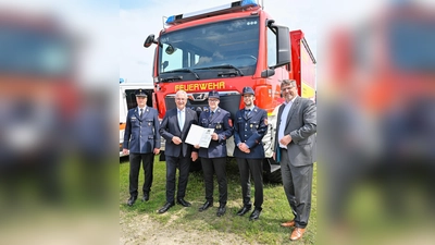 Indienststellung des neuen Fahrzeugs mit Innenminister Joachim Herrmann (2. von li) und Landrat Stefan Löwl (re). (Foto: Matthias Merz)