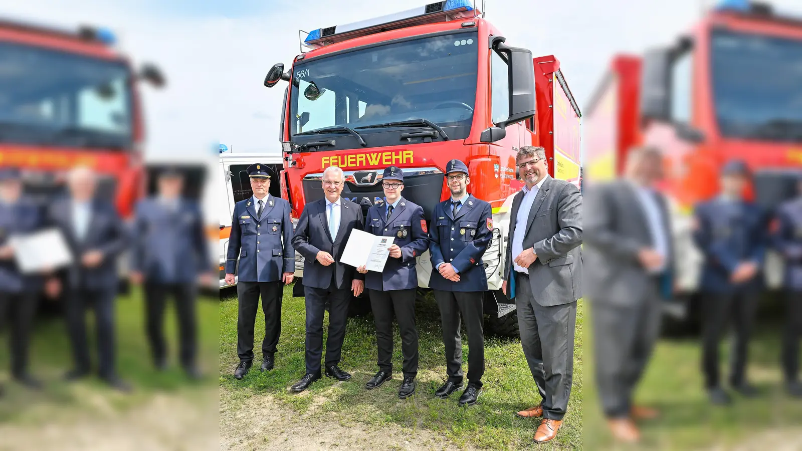 Indienststellung des neuen Fahrzeugs mit Innenminister Joachim Herrmann (2. von li) und Landrat Stefan Löwl (re). (Foto: Matthias Merz)
