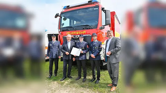 Indienststellung des neuen Fahrzeugs mit Innenminister Joachim Herrmann (2. von li) und Landrat Stefan Löwl (re). (Foto: Matthias Merz)