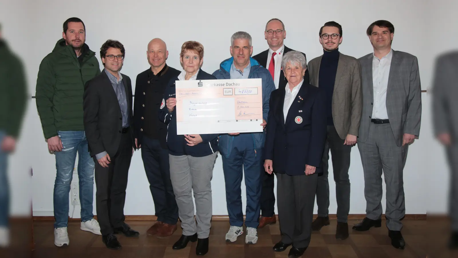 Bei der Scheckübergabe waren anwesende (von links): Christian Hefele, Oberbürgermeister Florian Hartmann, Christian Naumann, Angelika Gumowski, Manfred Sedlmair, Gudrun Boer, Bernhard Seidenath, Dennis Behrendt und Alexander Broschell. (Foto: Stadt Dachau)