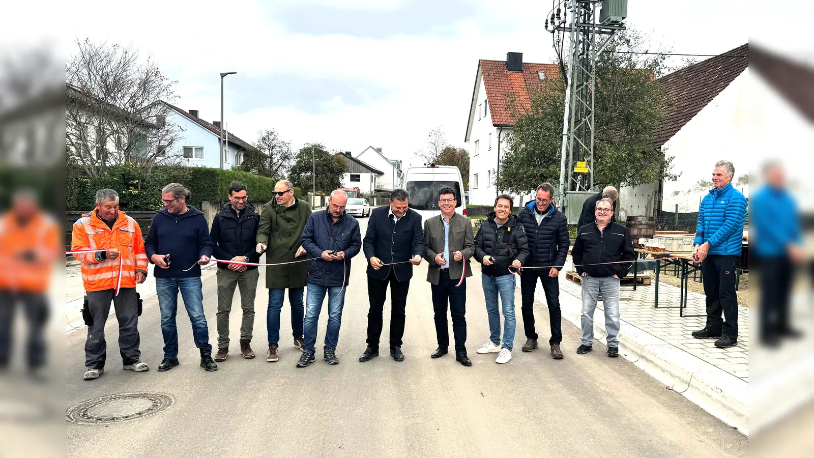 Ortsdurchfahrt frei! (von li) Albert Felber (Schweiger Straßenbau), Torsten Kohlmann (LA DAH), Sebastian Friedl und Michael Mayr (Planungsbüro Mayr), Keller Peter, (2. BGM), Helmut Zech (stv Landrat), Franz Obesser (BGM Markt Indersdorf), Christian Schweiger und Robert Kirnberger (beide Schweiger Straßenbau) und Bernhard Fritz (LA DAH). (Foto: LA Dachau)