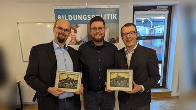 Bezirksvorsitzender Florian Lichtenstern (Mitte) bedankte sich bei Andreas Brüstle (links) und Markus Erhorn (rechts) für ihr langjähriges Engagement. (Foto: JFW Dachau)