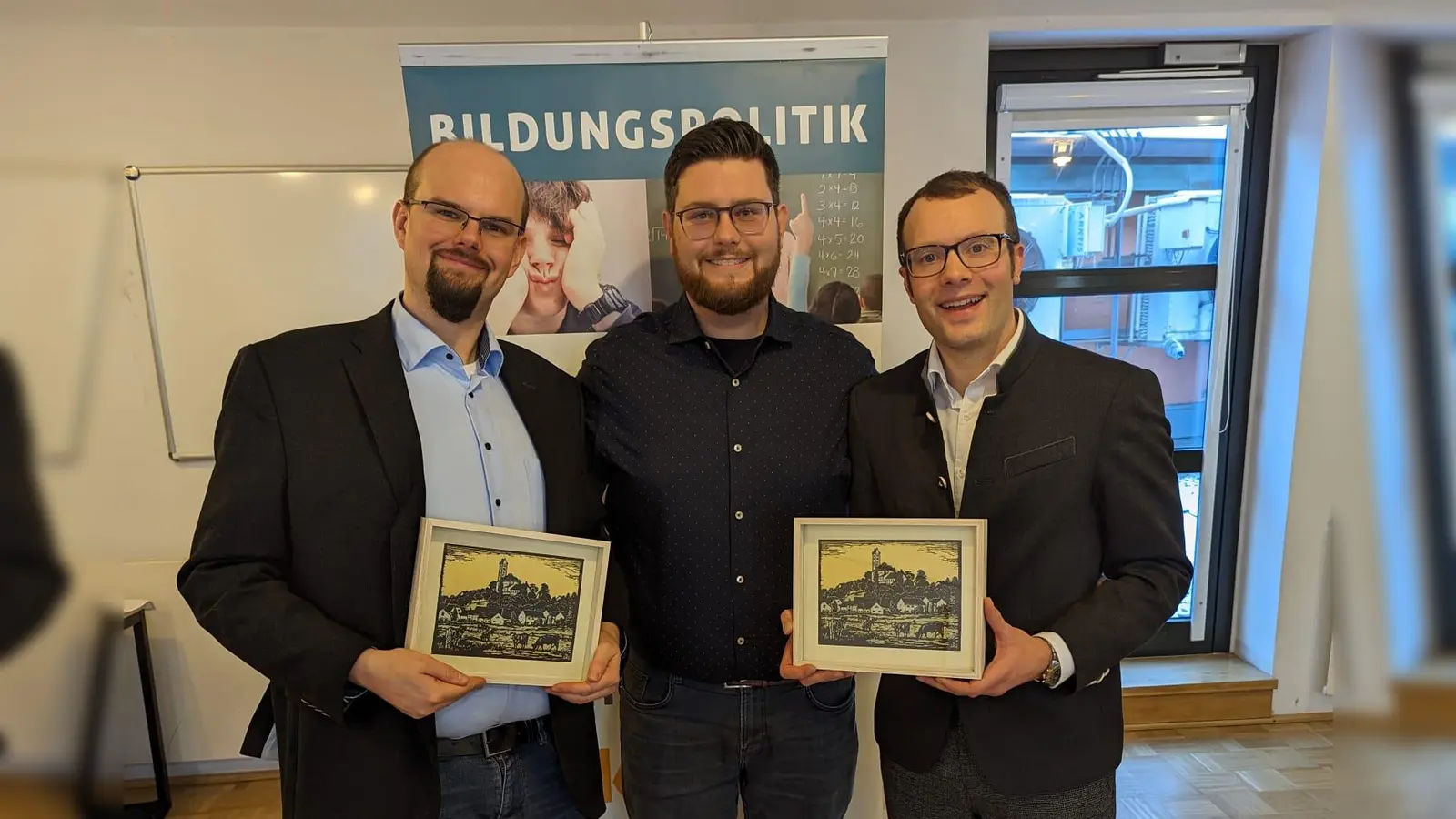 Bezirksvorsitzender Florian Lichtenstern (Mitte) bedankte sich bei Andreas Brüstle (links) und Markus Erhorn (rechts) für ihr langjähriges Engagement. (Foto: JFW Dachau)