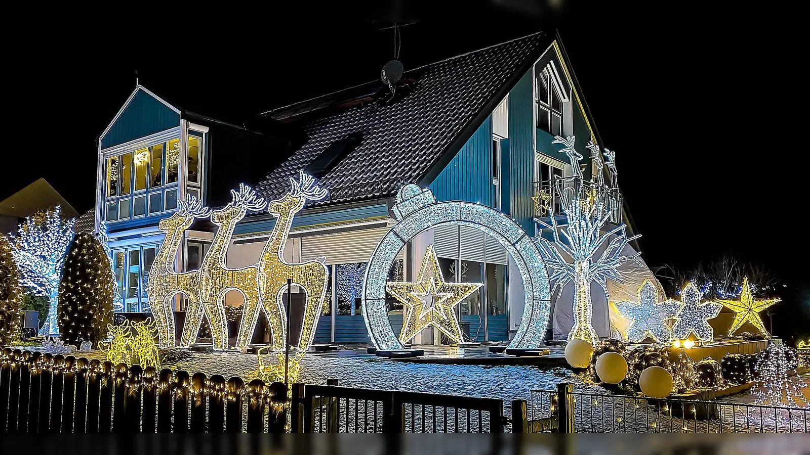 Das Weihnachtshaus in Wiedenzhausen leuchtet in der Nacht. (Foto:  Stefan Gerlach Photography )