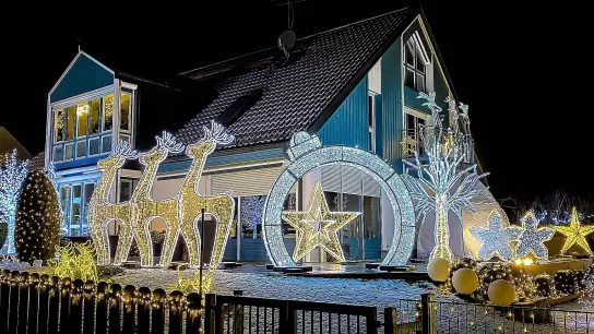Das Weihnachtshaus in Wiedenzhausen leuchtet in der Nacht. (Foto:  Stefan Gerlach Photography )