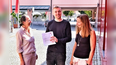 Martha Ullmann vom Sparkassen-Reisebüro Dachau (li) und Sabrina Steinau freuen sich mit Tobias Heumann. (Foto: Sparkasse)