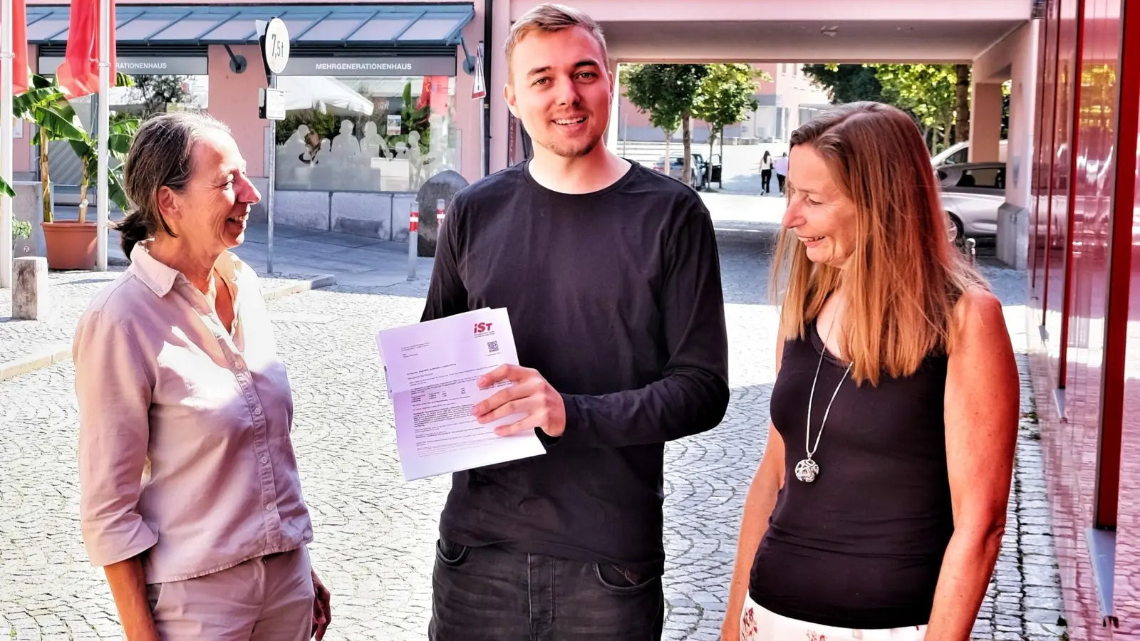 Martha Ullmann vom Sparkassen-Reisebüro Dachau (li) und Sabrina Steinau freuen sich mit Tobias Heumann. (Foto: Sparkasse)