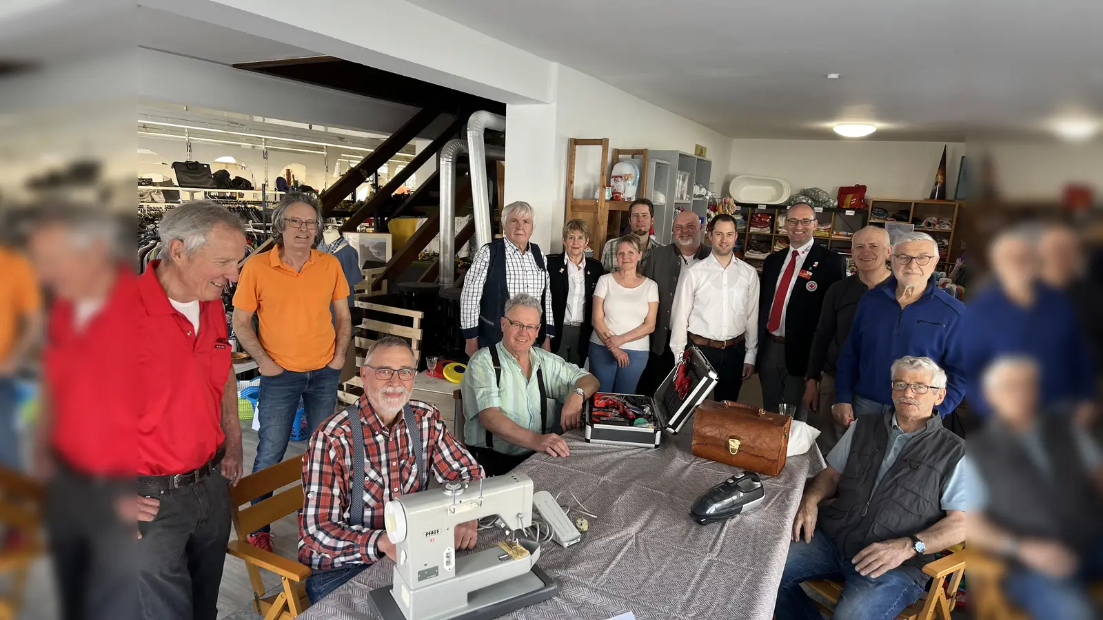 Bernhard Seidenath (4. von rechts) und Angelika Gumowski (2 von links) eröffneten das RepairCafé mit Ehrenamtlichen im RotKreuzShop und dem Handwerkerteam. Links am Tisch sitzend: Joachim Geisweid und Gerhard Koch. (Foto: BRK Dachau)