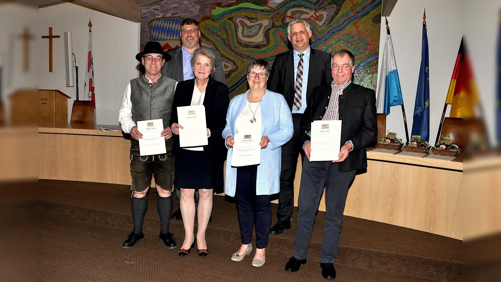 Landrat Stefan Löwl und 1. Bürgermeister Christian Blatt (obere Reihe von li) bei der Überreichung der Urkunden an Helmut Steiner, Eva Rehm, Monika Sedlatschek und Peter Eisenhofer (untere Reihe von li). (Foto: Gemeinde Erdweg)