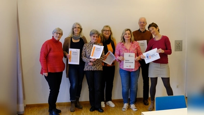 Erfolgreich zertifiziert: Annerose Stanglmayr (Dachauer Forum), Annette Roos, Christa Fischle, Susanne Reiter, Alexandra Schäfer (Caritas) Peter Höß, Elke Lamprecht (Dachauer Forum). (Foto: Dachauer Forum)