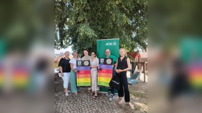 Neue UV-Index-Tafeln für die Erdweger Kinderhäuser (v. li.): C. Jokeit, Gruppenleitung Kinderhäuser bei den Linden, Standort Welshofen, P. Aidelsburger, Gesamtleitung, S. Härpfer, Gesundheitswirtschaft, M. Hennersdorf, Hausleitung Kinderhäuser am Zeitlbach, Standort Kleinberghofen, M. Georg, AOK Bayern, und C. A. Jung, Arbeitsgemeinschaft Dermatologische Prävention. (Foto: Gemeinde Erdweg)
