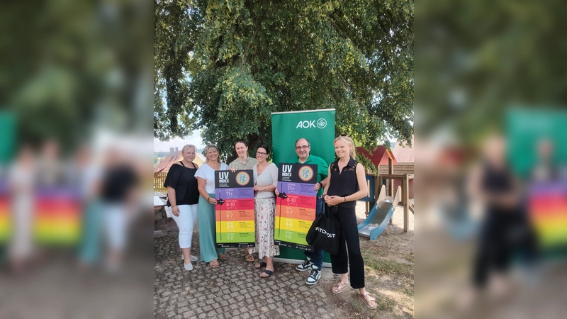 Neue UV-Index-Tafeln für die Erdweger Kinderhäuser (v. li.): C. Jokeit, Gruppenleitung Kinderhäuser bei den Linden, Standort Welshofen, P. Aidelsburger, Gesamtleitung, S. Härpfer, Gesundheitswirtschaft, M. Hennersdorf, Hausleitung Kinderhäuser am Zeitlbach, Standort Kleinberghofen, M. Georg, AOK Bayern, und C. A. Jung, Arbeitsgemeinschaft Dermatologische Prävention. (Foto: Gemeinde Erdweg)
