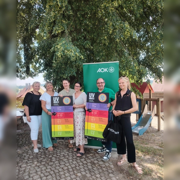 Neue UV-Index-Tafeln für die Erdweger Kinderhäuser (v. li.): C. Jokeit, Gruppenleitung Kinderhäuser bei den Linden, Standort Welshofen, P. Aidelsburger, Gesamtleitung, S. Härpfer, Gesundheitswirtschaft, M. Hennersdorf, Hausleitung Kinderhäuser am Zeitlbach, Standort Kleinberghofen, M. Georg, AOK Bayern, und C. A. Jung, Arbeitsgemeinschaft Dermatologische Prävention. (Foto: Gemeinde Erdweg)