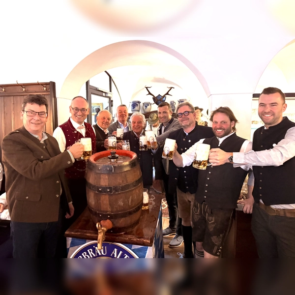 Freuen sich auf das Volksfest (von links): Franz Obesser (Erster Bürgermeister Gemeinde Markt Indersdorf), Bernhard Seidenath (MdL), Johann Groß (MdL), Willi Wiedemann (Seniorchef Kapplerbräu), Festwirt Peter Brandl, Schaustellerchef Florian Diebold, Veranstalter Josef Schuster jun., Braumeister René Schnotz und Kapplerbräu-Chef Hans Wiedemann. (Foto: Weimer & Paulus)
