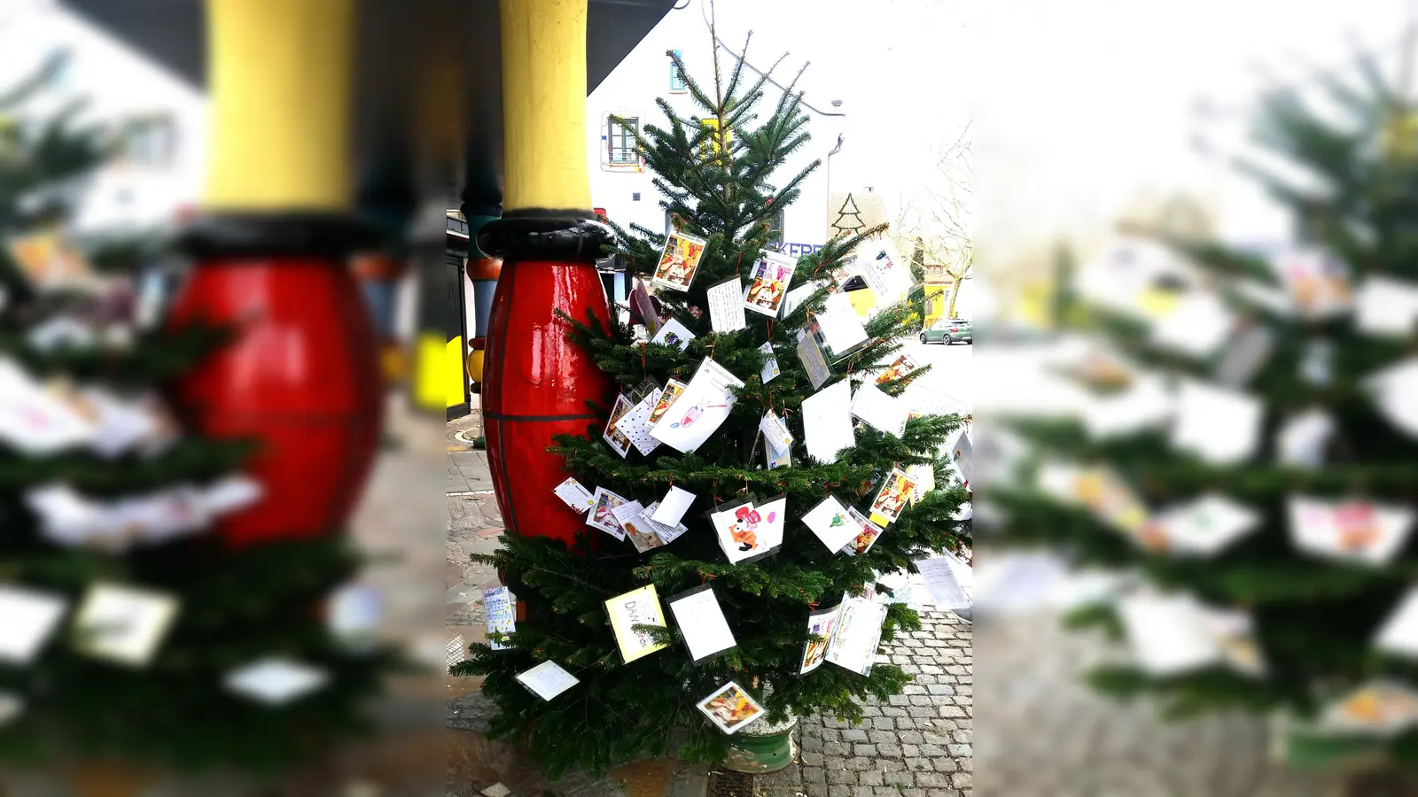 Schon zum zehnten Mal steht ein Weihnachtswunschbaum vor der Candisserie in der Münchner Straße. (Foto: Candisserie)