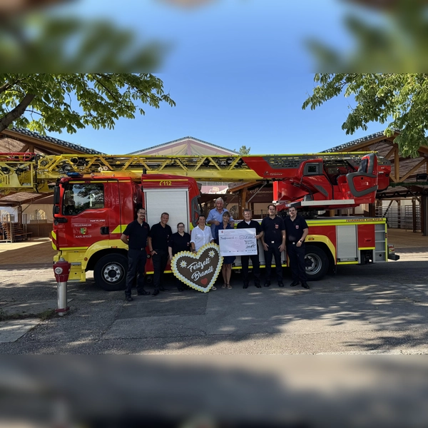 Die Familie Brandl übergab zum Jubiläum eine Spende von 5.000 Euro an die Freiwillige Feuerwehr Karlsfeld - als Zeichen ihrer Verbundenheit und Wertschätzung für das langjährige Engagement. Unser Bild zeigt die Feuerwehrler Thomas Theil, Markus Töpfer, Sandra Quintscher, Julia Baehr (Brandls Festzeltbetriebe), Peter Brandl (Brandls Festzeltbetriebe), Manuela Brandl (Brandls Festzeltbetriebe), Michael Scheyerl, Kommandant Michael Peschke und Bernd Grünfelder (von links). (Foto: Weimer-Paulus)
