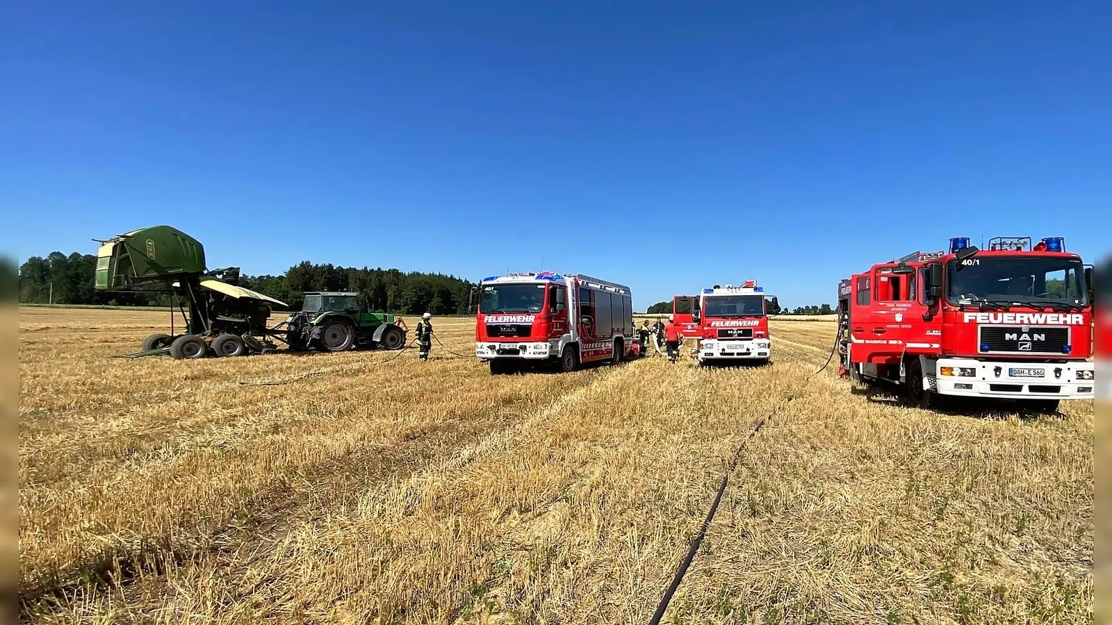 Die Feuerwehr musste in Brand geratenes Stroh löschen. (Foto: KFV Dachau)