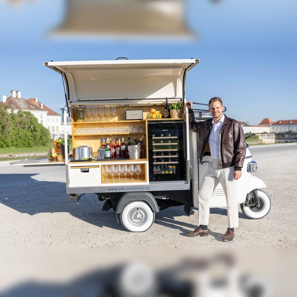 Johannes Schwarz betreibt mit seiner mobilen Bar „Ape Aperitivo“ ab 5. Juli den Aperitivogarten. (Foto: Ape Centrale)