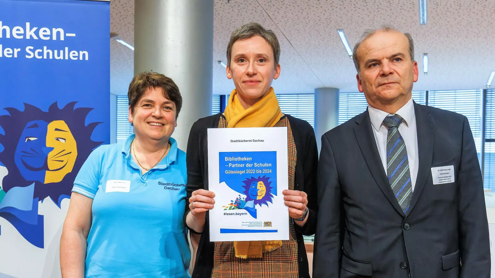  Gütesiegel: Birgit Heermann und Dr. Slávka Rude-Porubská (Mitte) übernahmen die Auszeichnungsurkunde für die Stadtbücherei Dachau. (Foto: Bay. Staatsbibliotkek / HR Schulz)