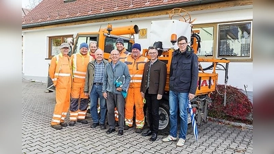 Die Bauhofmitarbeiter mit einigen ehrenamtlichen Helfern und Bürgermeister Wolfgang Hörl (2. von re). (Foto: Roswitha Höltl)