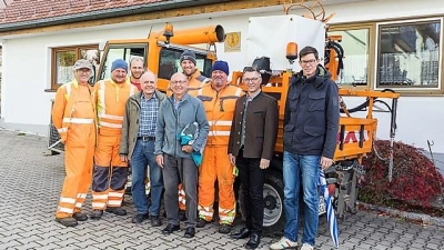 Die Bauhofmitarbeiter mit einigen ehrenamtlichen Helfern und Bürgermeister Wolfgang Hörl (2. von re). (Foto: Roswitha Höltl)
