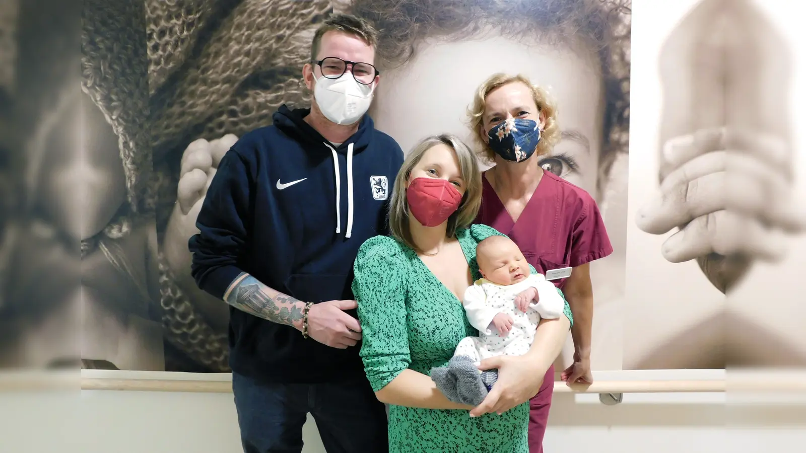 Die Eltern freuen sich mit Hebamme Helena Dittmann über die Geburt von Paul. (Foto: Helios)