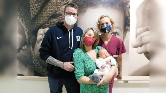 Die Eltern freuen sich mit Hebamme Helena Dittmann über die Geburt von Paul. (Foto: Helios)