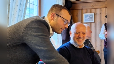 Markus Erhorn und Wolfgang Moll (re) haben sich intensiv mit dem Thema „Kunsteisbahn“ auseinandergesetzt. (Foto: FW Dachau)