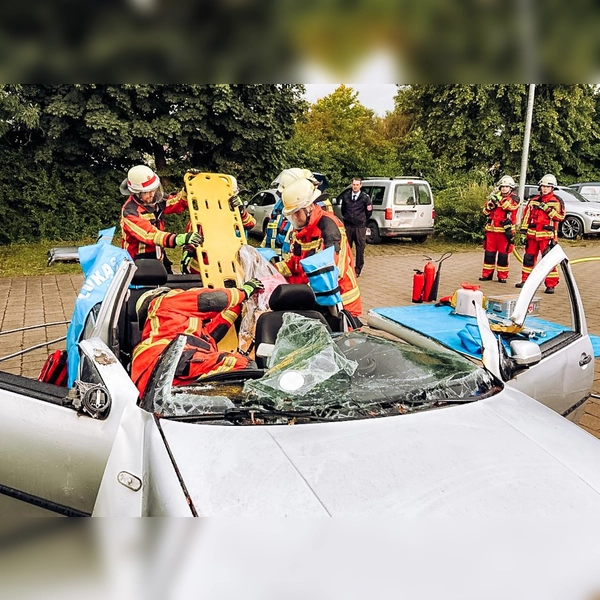 Die Trupps mussten eine im Fahrzeug eingeklemmte Person mit hydraulischem Gerät möglichst schonend bergen.  (Foto: KBI Dachau)