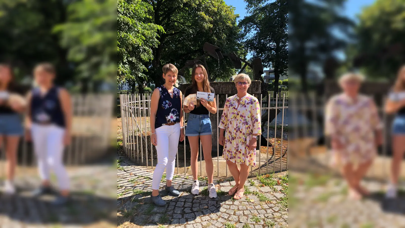 Claudia Ewald (li) und Claudia Panten (re) beglückwünschen Sarah Metz. (Foto: Sparkasse Dachau)