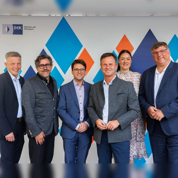 Beim Sommerempfang (von links): Jochen Wiegmann (IHK-Geschäftsstellenleiter für die Region München), Werner Mooseder (Vorsitzender des IHK-Regionalausschusses Dachau), Oberbürgermeister Florian Hartmann, IHK-Hauptgeschäftsführer Manfred Gößl, Anja Sperr (IHK-Regionalreferentin für den Landkreis Dachau) und Landrat Stefan Löwl. (Foto: IHK / HRSchulz)