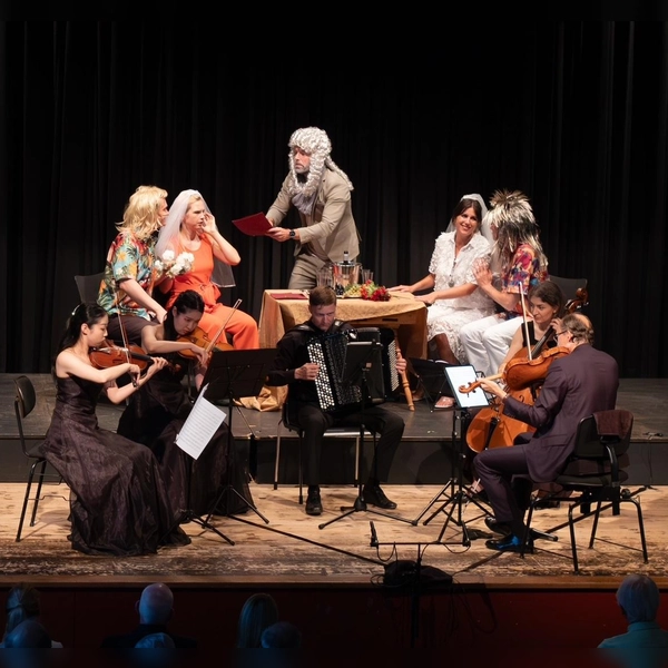 Die Solisten singen alle wesentlichen Arien aus der komischen Oper von Mozart. (Foto: festivo)