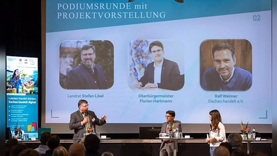 Landrat Stefan Löwl (li) und Oberbürgermeister Florian Hartmann mit Moderatorin Marisa Schneider auf dem Podium. (Foto: Dachau handelt e.V.)