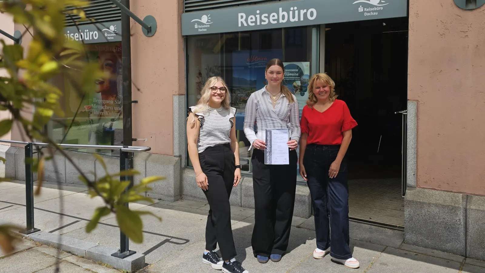 Carina Stoppler (l.) und Sabine Schreiber (r.) freuen sich mit Elena Huber. (Foto: Sparkasse Dachau)