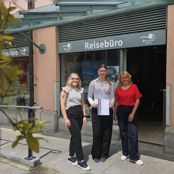 Carina Stoppler (l.) und Sabine Schreiber (r.) freuen sich mit Elena Huber. (Foto: Sparkasse Dachau)